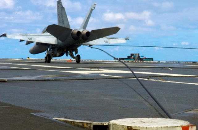 原创美国航母有4根阻拦索为何飞行员勾中第1根要被处罚大有讲究