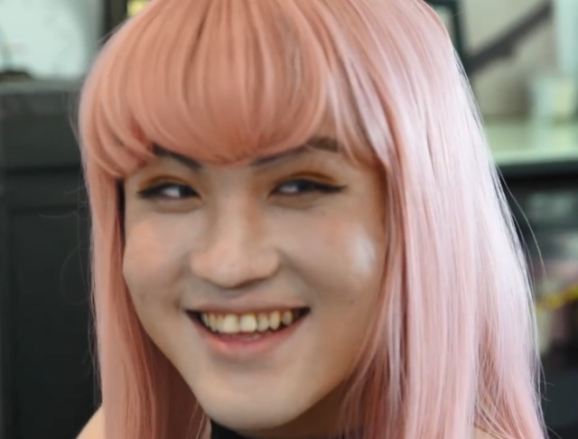 lol:姿态女装已经被网友玩儿坏,各种表情包正在来的路上