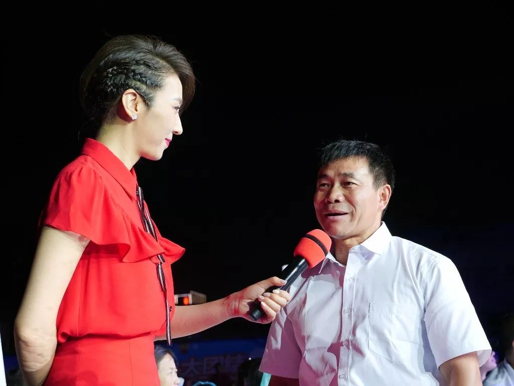 "感动中国2018年度人物"张玉滚也来到演出现场,跟主持人马晓红现场