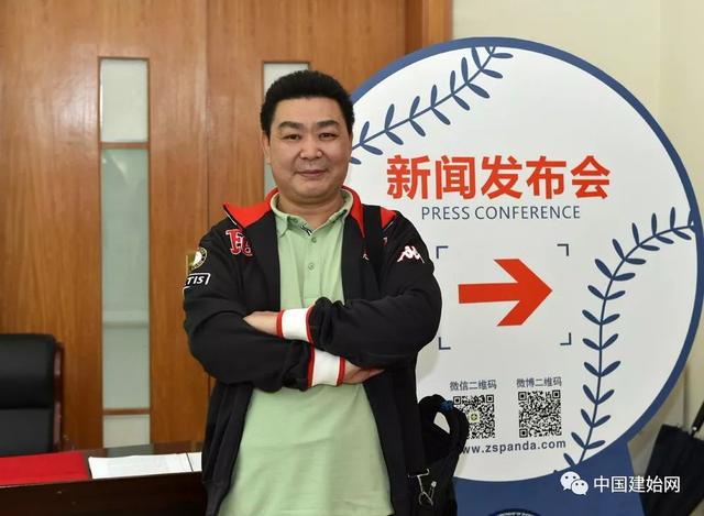 著有小说集《屋后有一片芭蕉林》,散文集《清江,就这样流淌》,诗合集