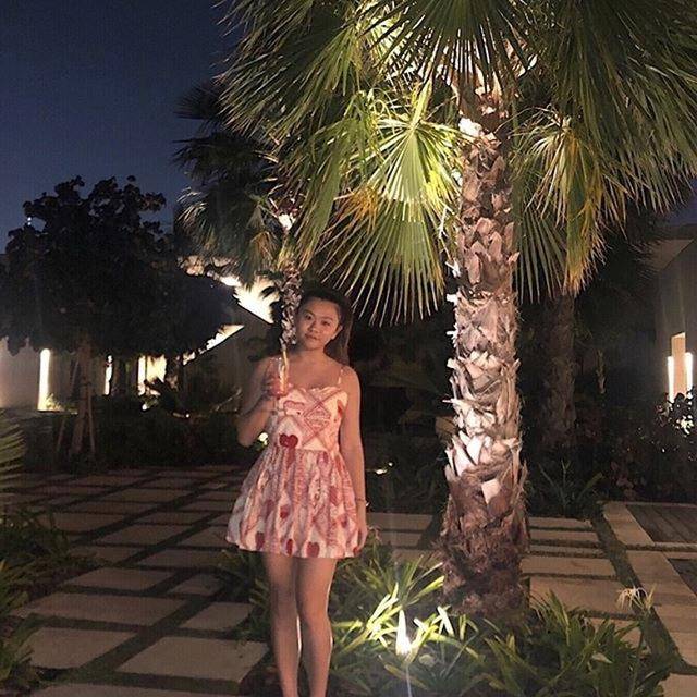 原创邱淑贞二女儿近照曝光小麦肤色穿吊带沐浴夕阳打扮知性成熟