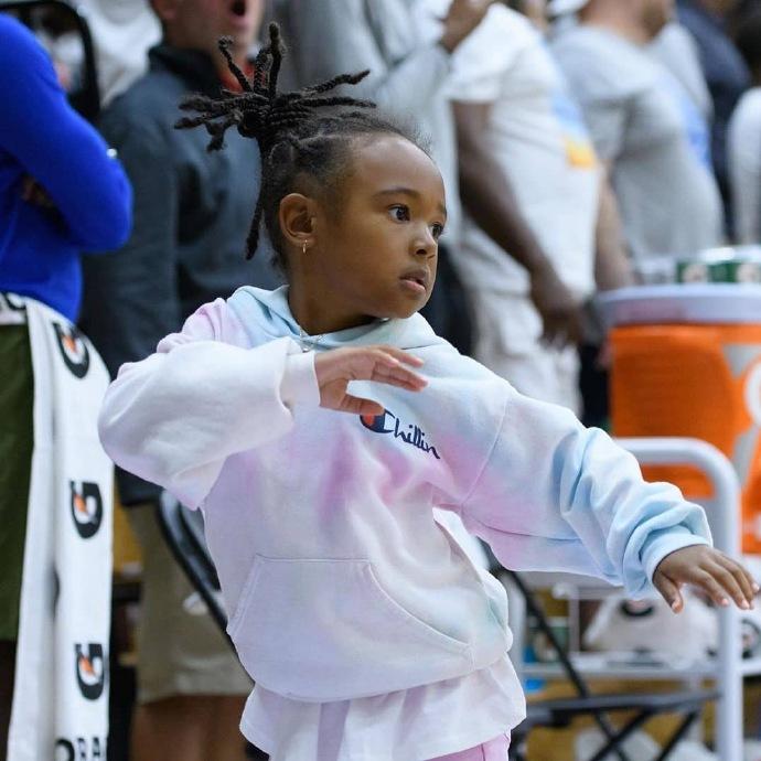 詹皇14岁儿子复制老詹逆天暴扣 拉杆背扣可惜没进_詹姆斯