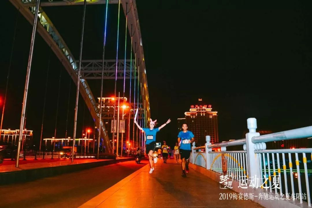 昨晚东阳江边这场超燃的荧光夜跑火热到爆一大波高清图来袭亮点太多
