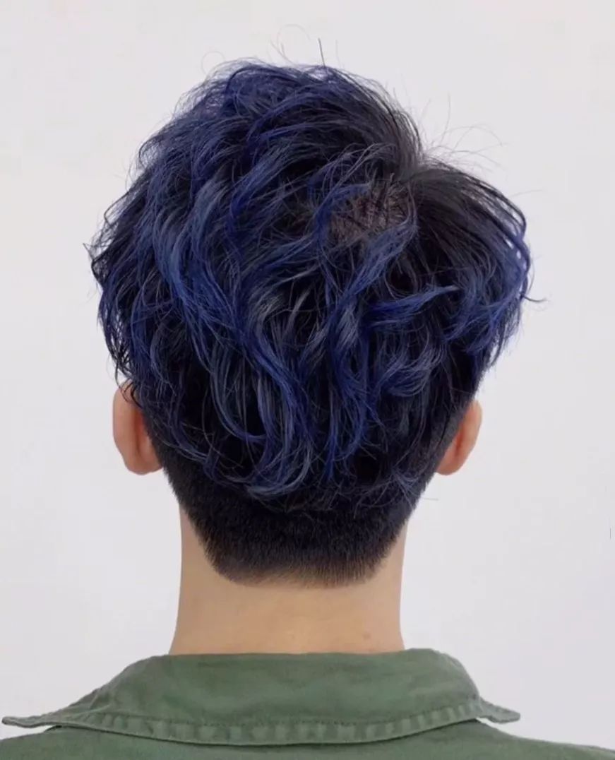 后脑勺平的男生建议染个色好帅