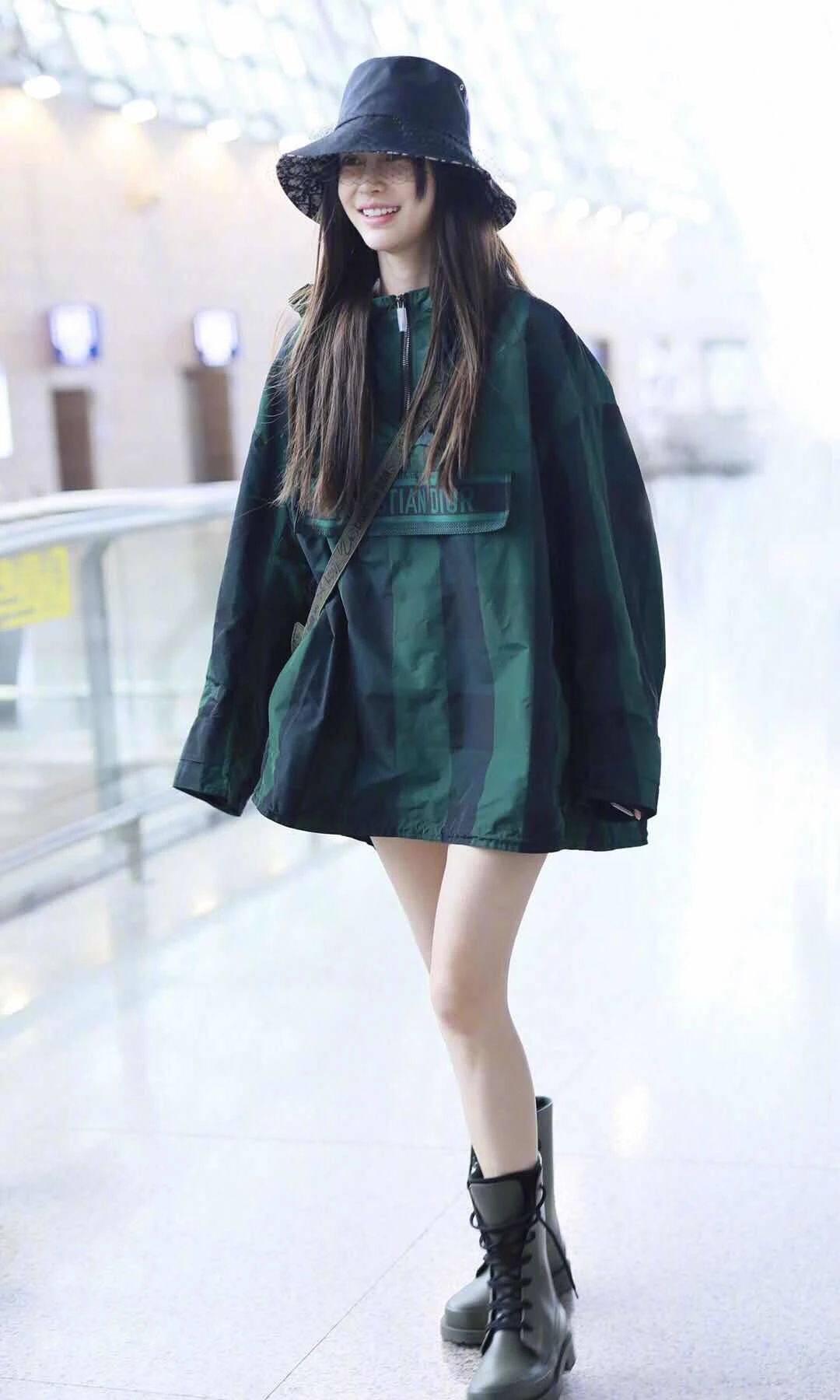 杨幂又玩下衣失踪大长腿配马丁靴时尚又休闲