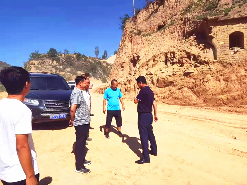 7月25日,县交通运输局局长白三平带领相关技术人员深入双十路(双庙河