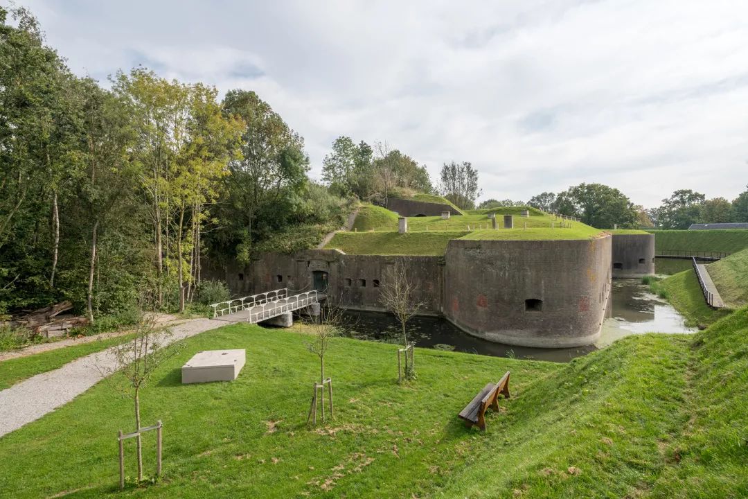 m高的狭窄挡土墙断面,连通着通过运河的桥梁,这使室外博物馆变得可见