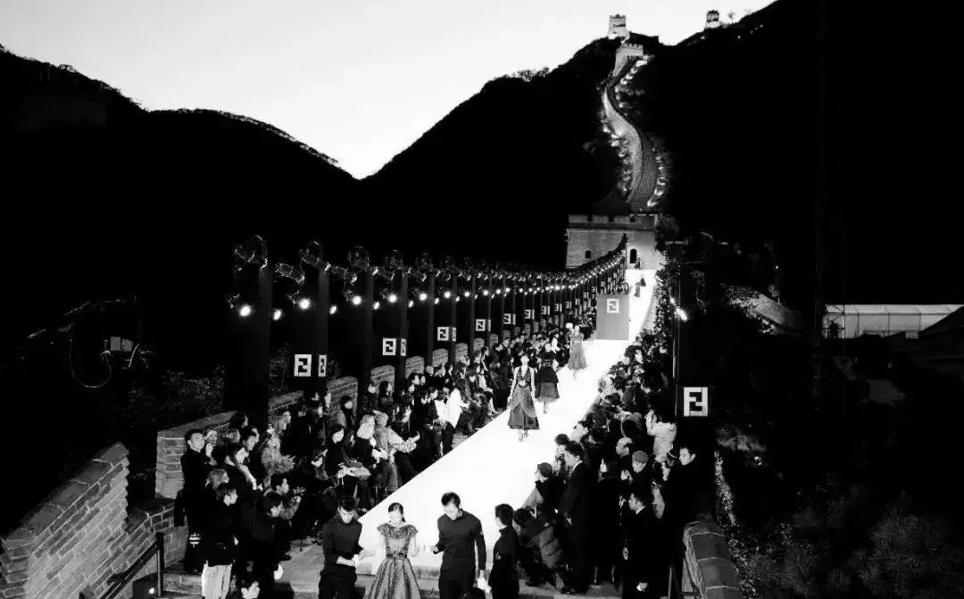 982007年,karl带着fendi在长城走秀后来同时效力chanel,fendi和