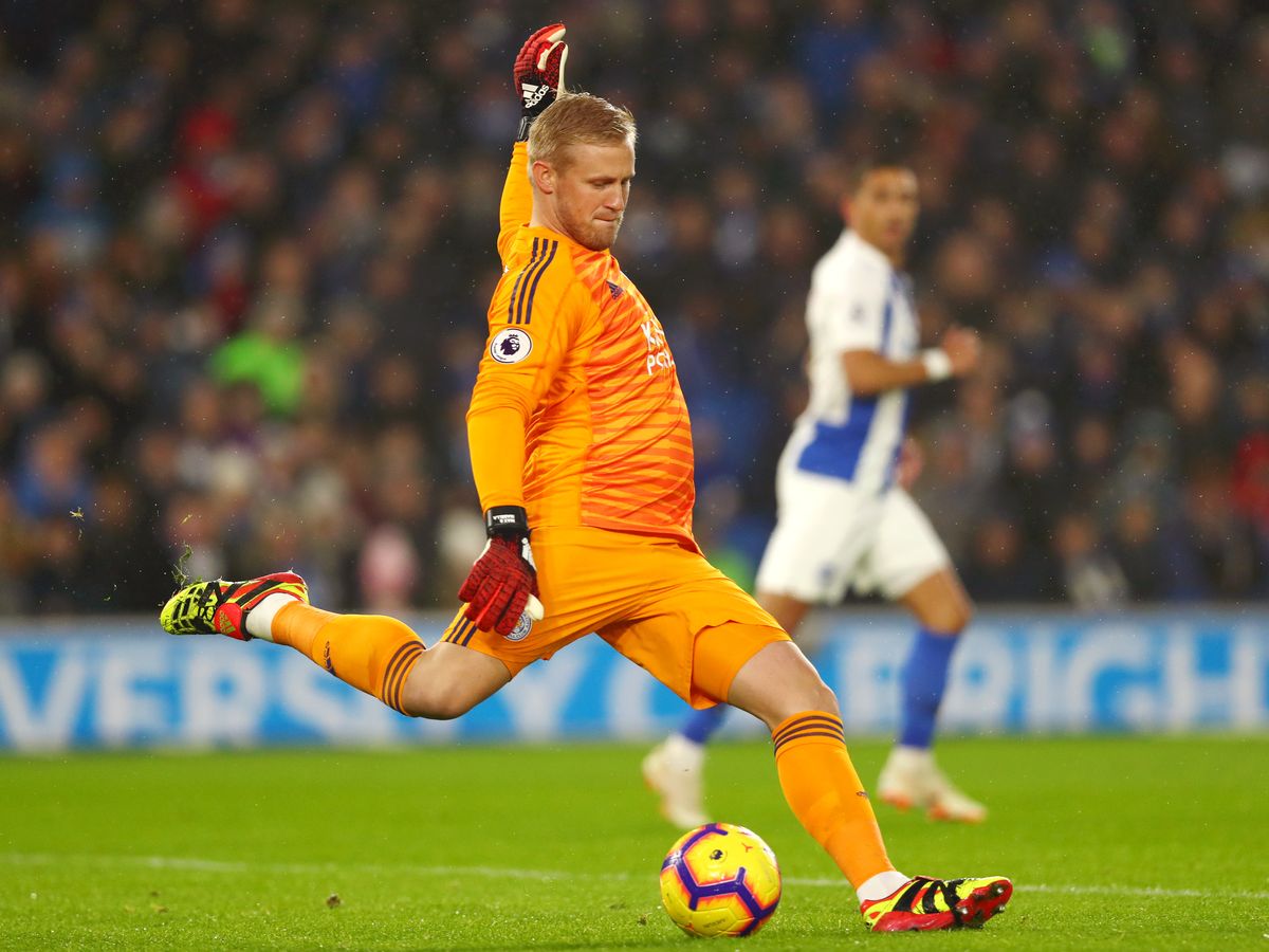 守门员发球等于吹响了球队进攻的号角,因此,守门员是球队的第一进攻人