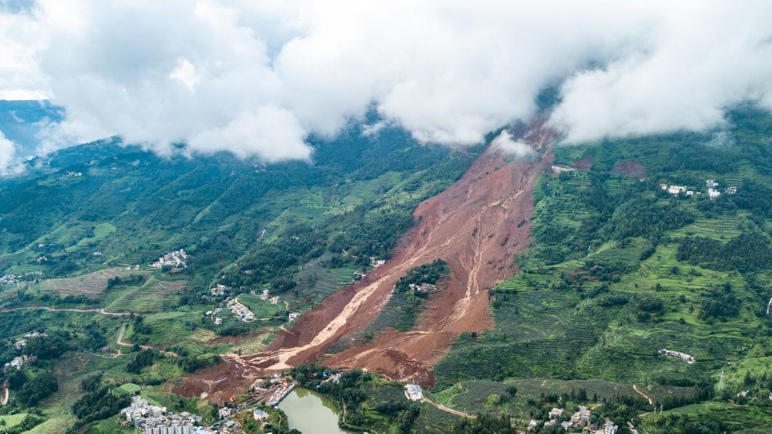 日无人机拍摄的贵州省六盘水市水城县鸡场镇坪地村岔沟组山体滑坡现场