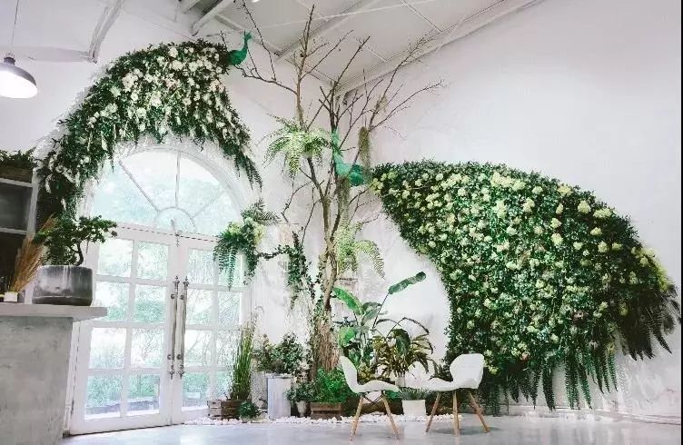 花艺软装设计在生活中运用非常广泛 比如餐饮方面,办公区域 在餐厅中