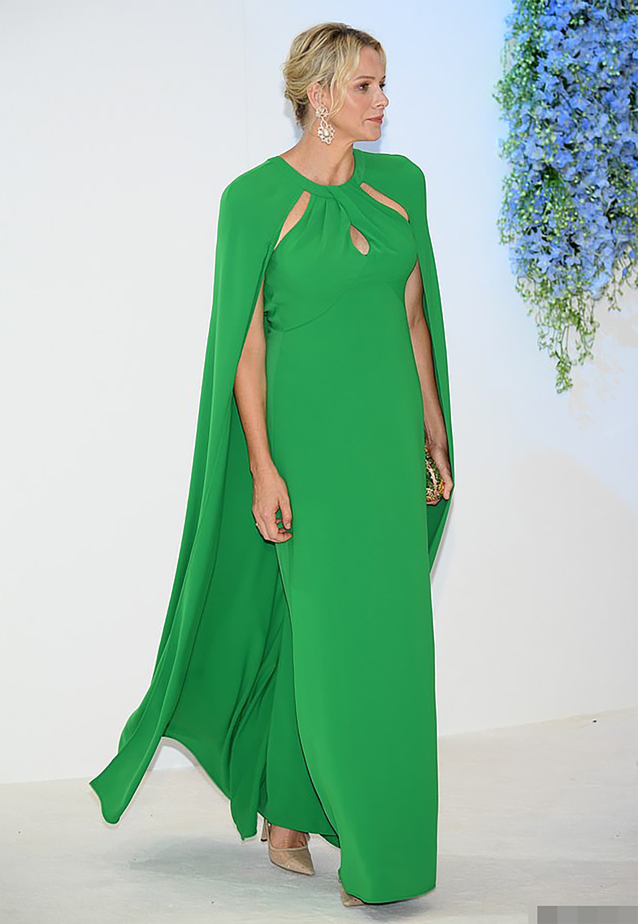 39岁夏琳王妃展现自然森女风利落短发配长披风高贵又霸气