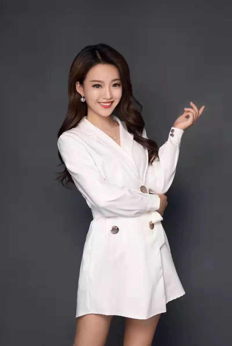 王曹一方足球频道主持人 制片人 《中国足球报道》栏目主播 2018年