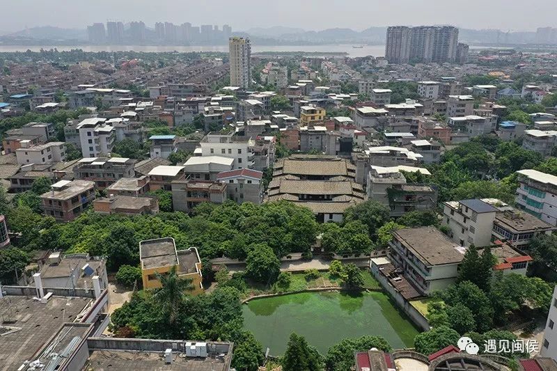 所需木材都通过闽江由闽北运来)据说当年张大本建宅请内弟自南屿尧沙
