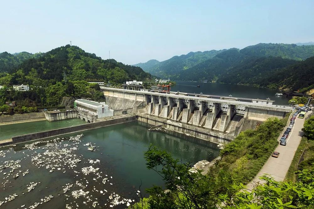蟒塘溪电站建成后,在两岸青山相对出的舞水河形成一个风景秀美的高峡