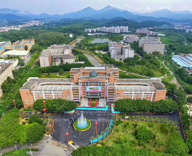 广州城建技工学校位于从化区(广州地铁14号线从化客运站),学校是一所