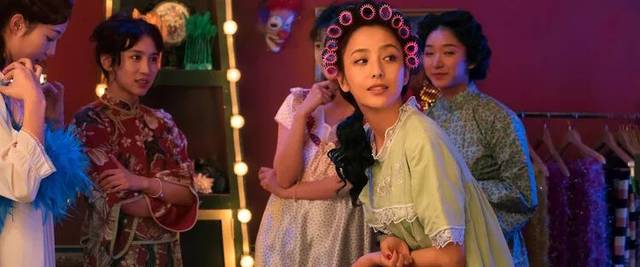 为了追求心爱的女神杜卿(佟丽娅饰),在这过程中意外成为大英雄的故事