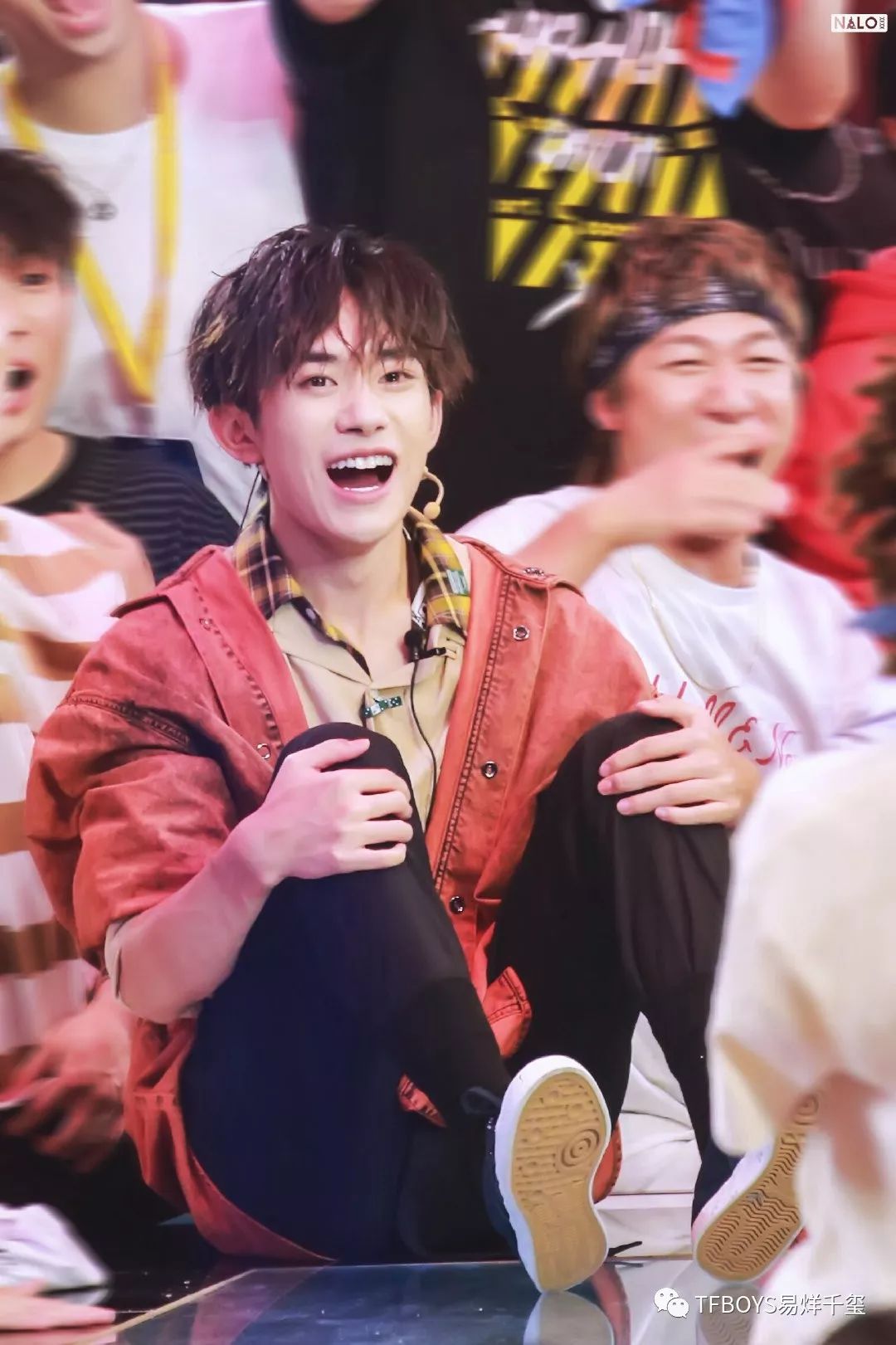 好开心捕捉到一只十分激动的易烊千玺这动作和表情真的是太搞笑了