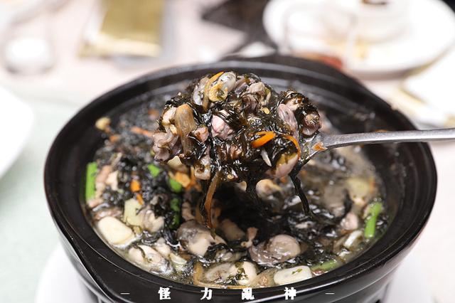 海蛎紫菜煲也是很经典的一道菜,汤头特别浓郁好喝.