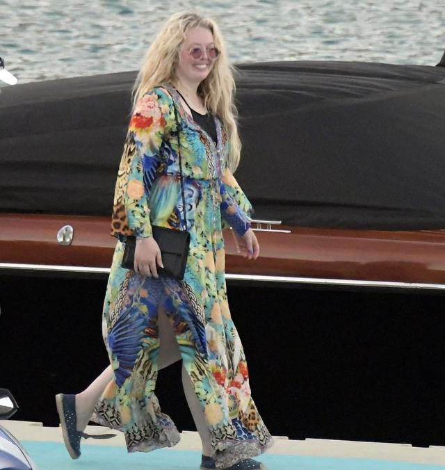 川普二女儿胖成这样?穿印花长裙和富豪男友希腊度假,素颜太显老