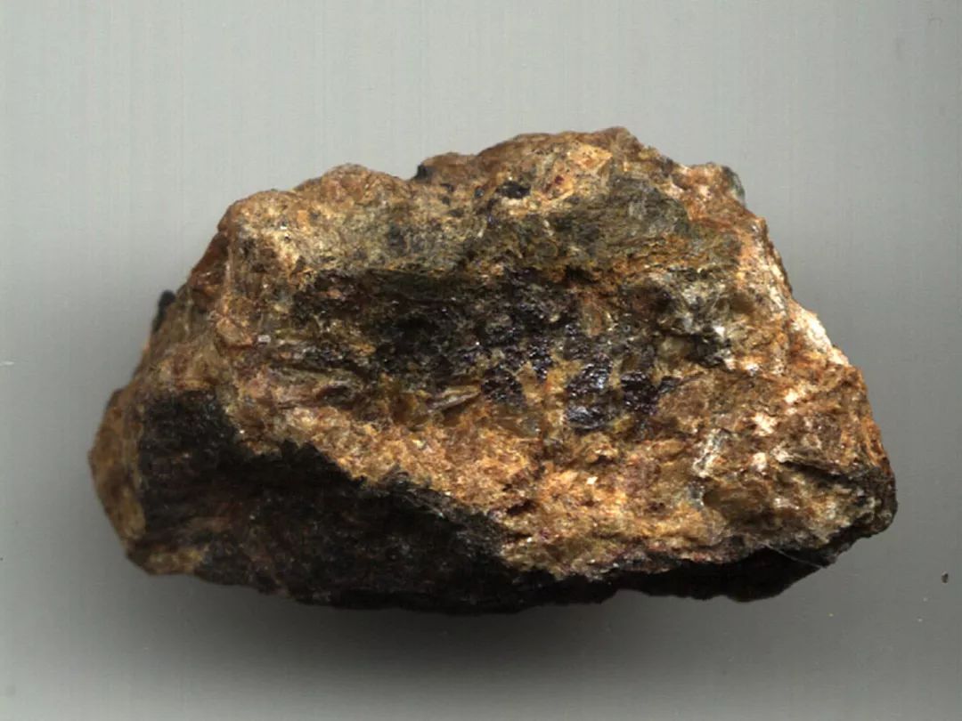 金红石 水獭=?★★★★★具有玻璃光泽.红色,氧化后表面呈褐黑色.