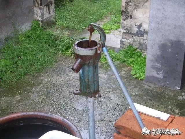 压水井我们脚下有流动的河流吗?有,但很少.