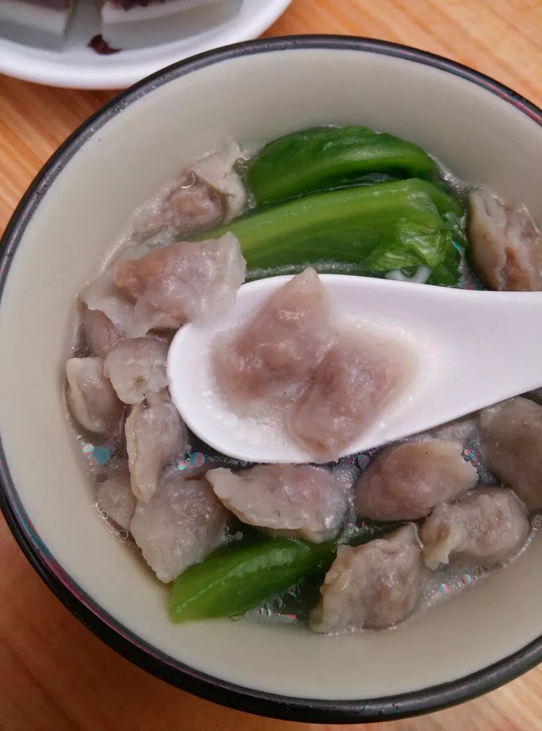 鱼皮角的特点姜撞奶是一种广东珠江三角洲地区的特色传统甜点小吃,以