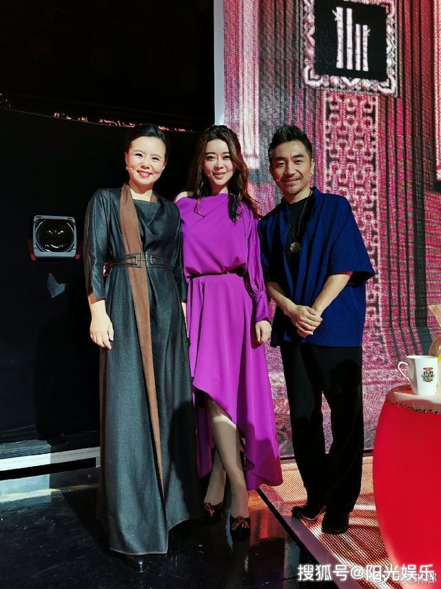 龚琳娜俩混血儿子近照曝光,头发偏黑色五官更像中国人_老罗