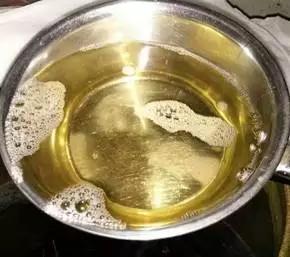 但这种"挂杯现象"也可以人为模仿,那就是使用增稠剂,甚至是塑化剂!