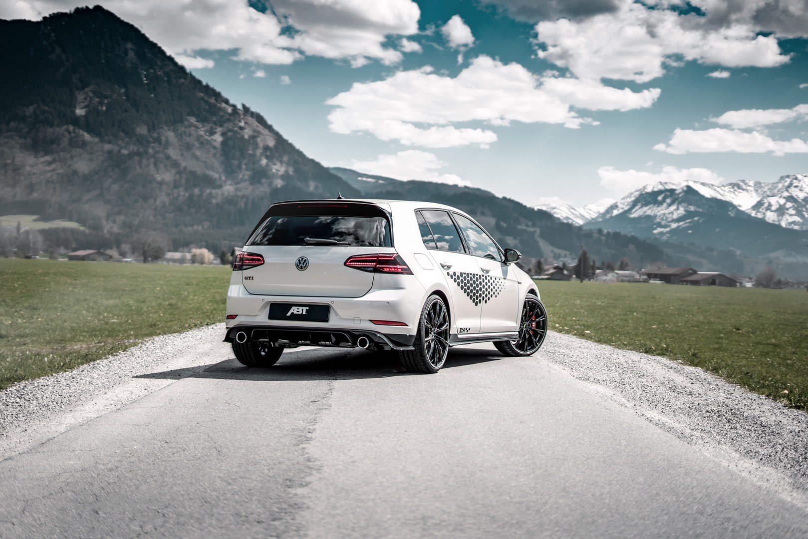 大众高尔夫gtitcr通过abt改装获得更足马力