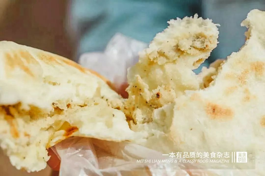 既有馒头的绵软,又有煎饺的香脆;既比馒头有味儿,又少了煎饺的油腻.