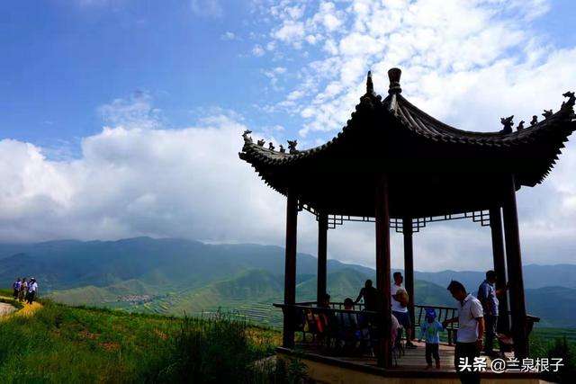 兰州马衔山脚下马坡趟窑田地错落满目金黄油菜花盛开怒放