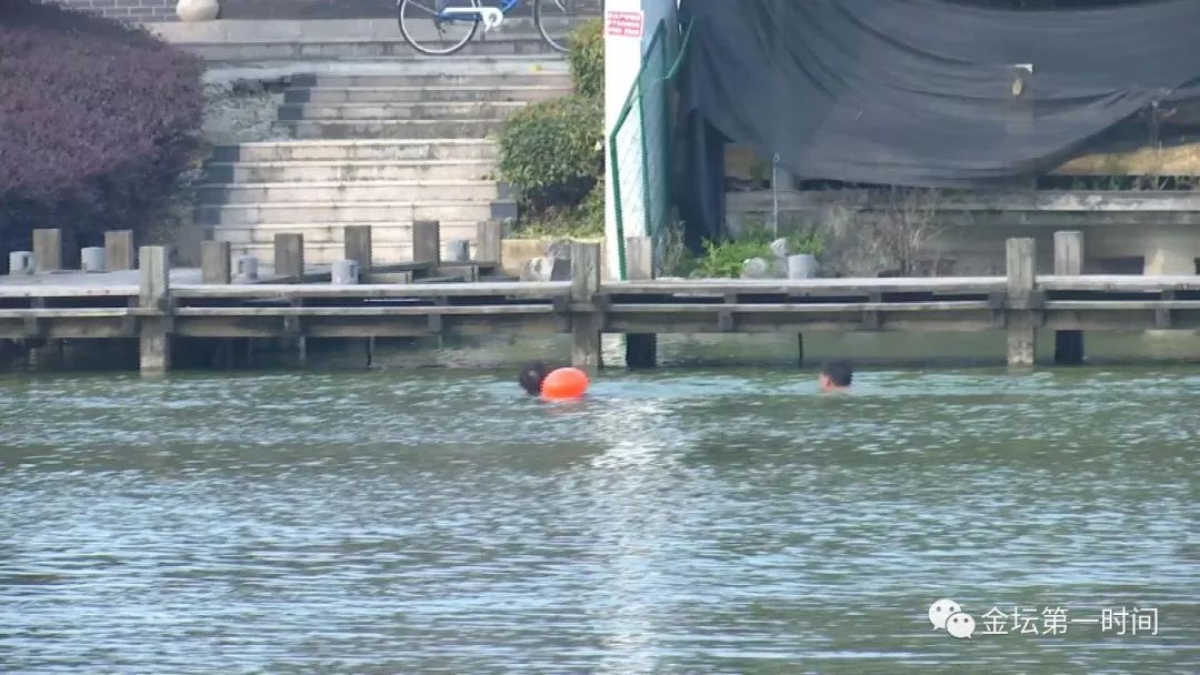 记者在采访中发现,南洲公园的水域都没有设置"禁止野泳"或"此处水深"