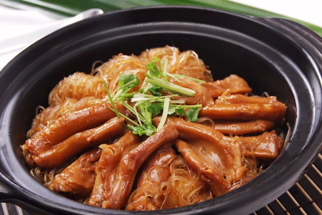 【怡煲砂锅鹅掌粉丝煲】精煲的鹅掌,肉肥软嫩,咸香浓郁一口咬下去是