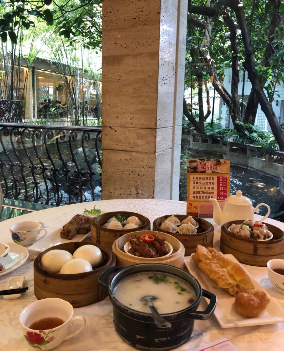 给你一种独特的岭南feel亭台楼阁,小桥流水的建筑酒楼店内装修青砖绿