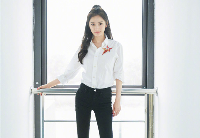 杨幂单身后越来越丰满罕见旗袍裙亮相活动94斤穿出104斤既视感