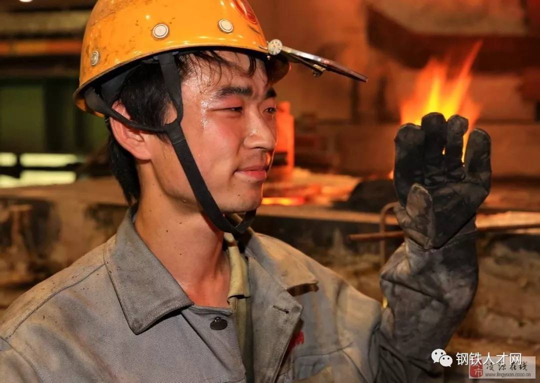 高温伏天的钢铁工人