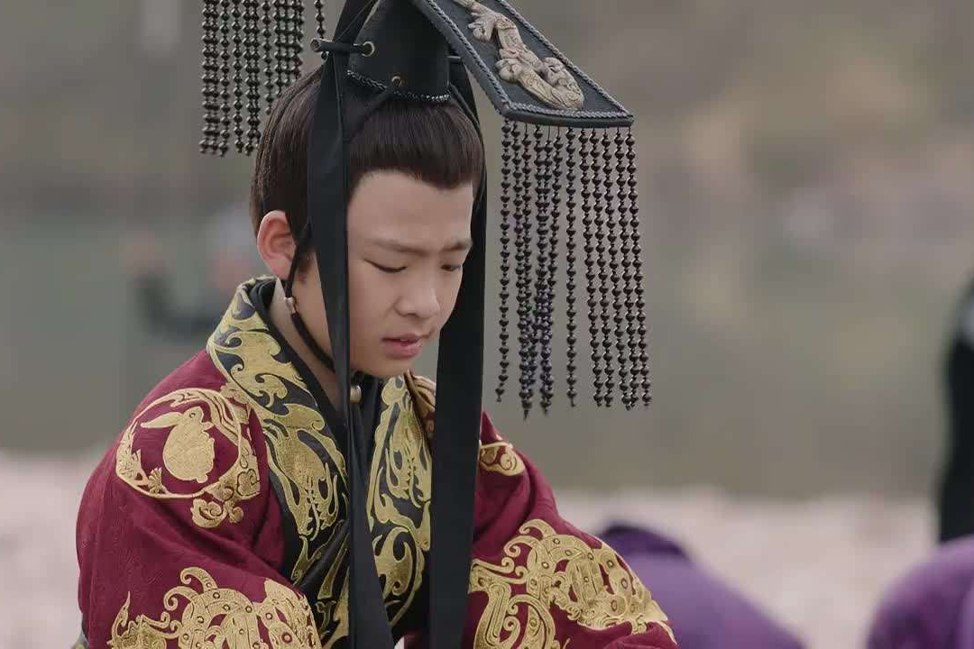 原创楚灵王有一奇葩嗜好,百官们饿得站不起来,却心甘情愿