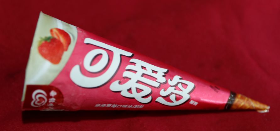 可爱多非常草莓口味冰淇淋推荐指数:★★★★外包装,清爽,简单,蓝白的
