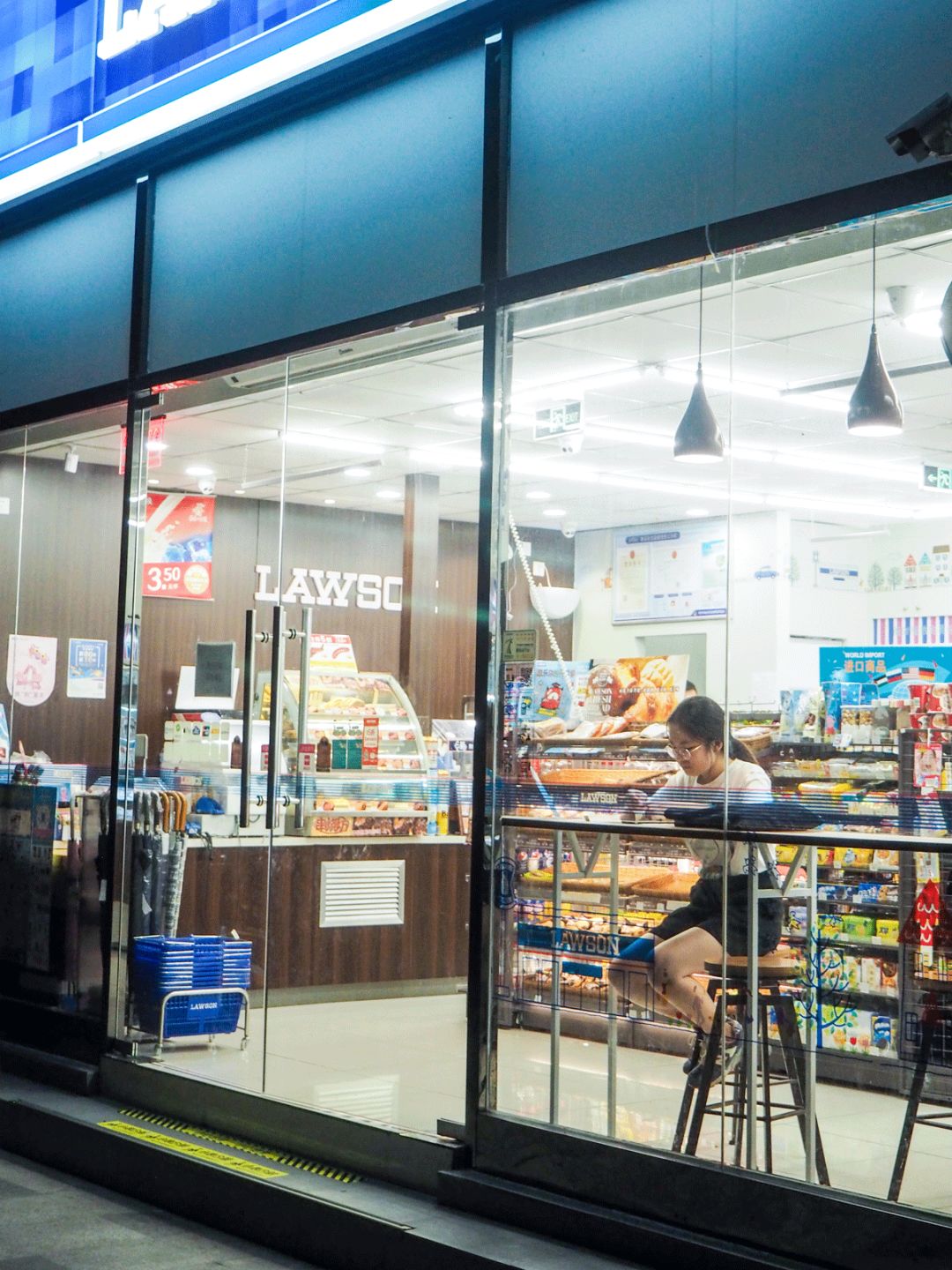 客人虽不多,店员们倒没有歇下来,整理货架,清洗食品橱窗,毕竟等到凌晨