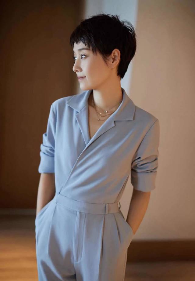 马伊琍这次也太少女了白色背心清新自然耳环更是亮眼