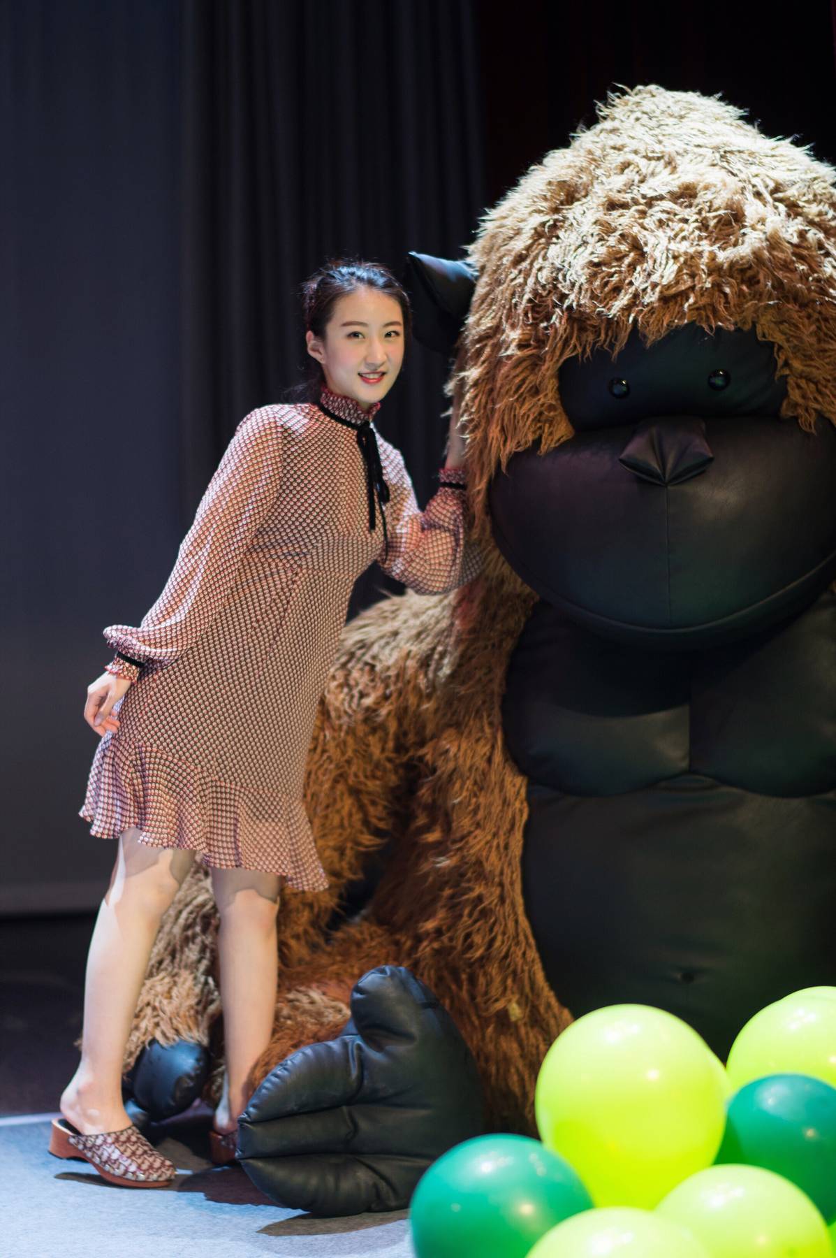 95后女演员胡晟益舞台剧照曝光,修长美腿吸人眼球