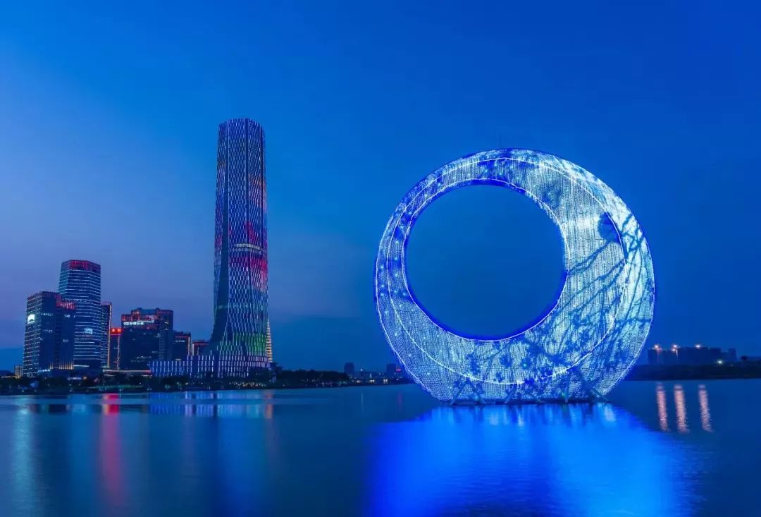 绝美的水上大观园其中园内的月光环是园博苑中的标志性建筑尤其夜晚