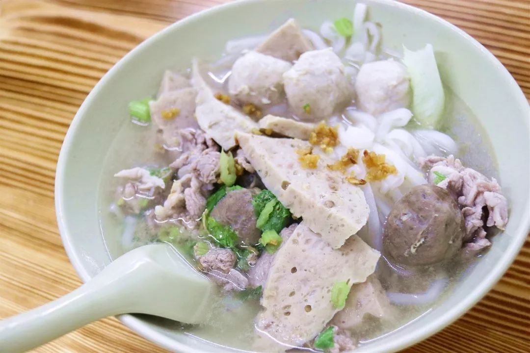 很多人都以为粿条就是河粉,但吃过的就知道,粿条是纯米浆制成的,吃下