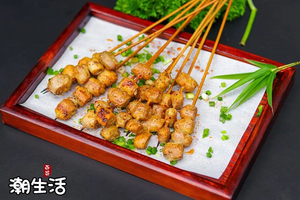 3元/串▼烤小肠烤到金黄酥脆,撒上调料,味道简直了看得见的新鲜,正宗