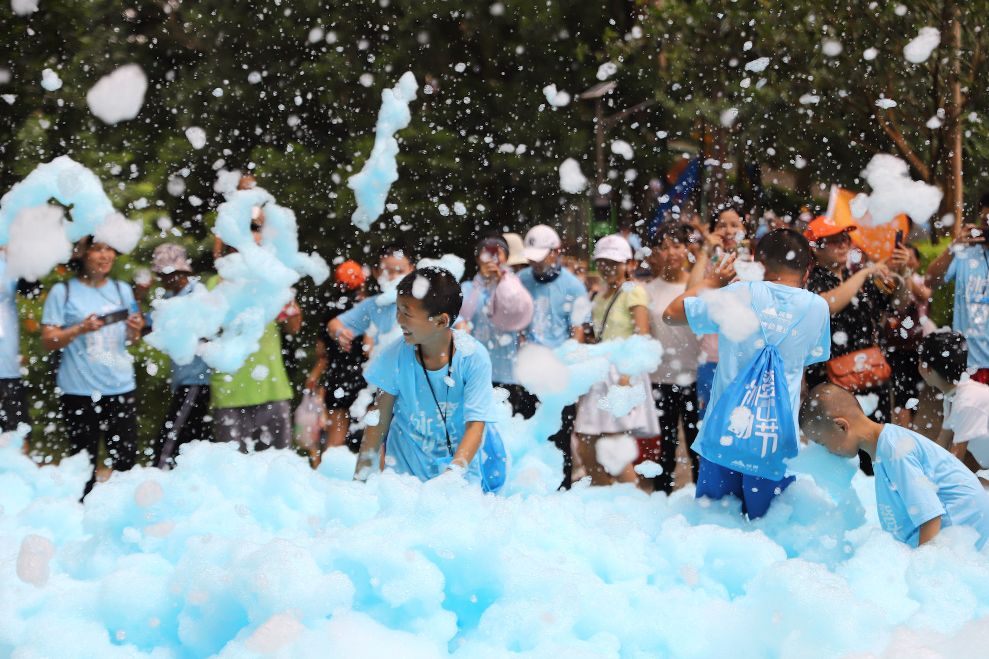 值得一提的是,挑战犹为激烈的水球大作战环节,游客兵分两队对战,各自
