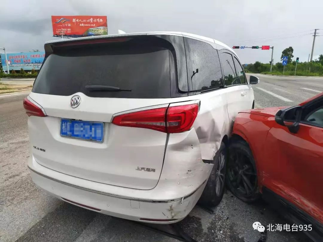 北海一司机在黄色双实线掉头造成四车连环相撞负全部责任