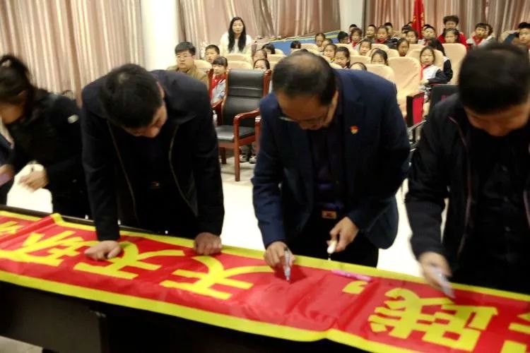 [党]"小手拉大手,文明一起走"主题环保教育实践活动