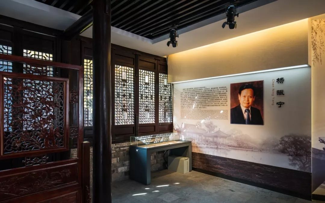 导游介绍到,杨振宁旧居的整体结构决定了其建筑维护体系的使用,其主要