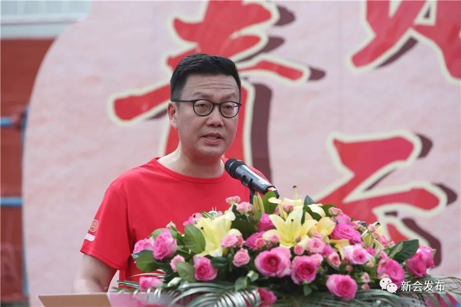 在新会华侨中学,近千名青少年现场组成"70"字样!